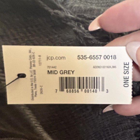 J.C. Penney Beautiful Gray Plaid 💯 % Acrylic Scarf Hand Wash Only - Picture 3 of 4